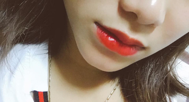 Đặc biệt, trong bức ảnh của Phan Cung người ta sẽ chú ý ngay tới bộ ria mép của cô gái xuất hiện trong ảnh, bởi vì từ trước tới nay người ta vẫn cho rằng ria mép ở nữ giới làm mất đi vẻ quyến rũ trên gương mặt.