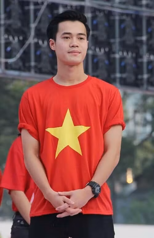 Văn Toàn là cầu thủ trưởng thành từ lò đào tạo HAGL Arsenal JMG, cùng với lứa Xuân Trường, Công Phượng, Tuấn Anh, cầu thủ người Hải Dương này đã làm nên tên tuổi của mình trong màu áo U19 Việt Nam cách đây 4 năm. Mới đây, Văn Toàn cũng là một chiến binh đóng góp vào thành công chung của U23 Việt Nam tại VCK U23 châu Á, nơi đưa lứa cầu thủ trẻ Việt Nam vươn ra tầm châu lục.