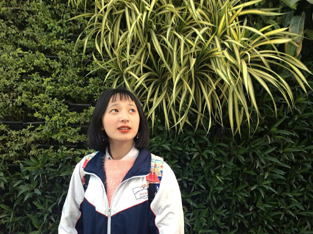 Trà My cho biết lý do có màn cắt tóc mái sai lầm này: "Mình tự cắt tóc mái ở nhà nhưng không đều. Khi đến lớp, các bạn bảo đưa tóc đây để sửa lại cho đều. Ai ngờ càng sửa lại càng bị lệch. Cuối cùng, tóc mái của mình bị rong cao đến gần đỉnh đầu thế này".