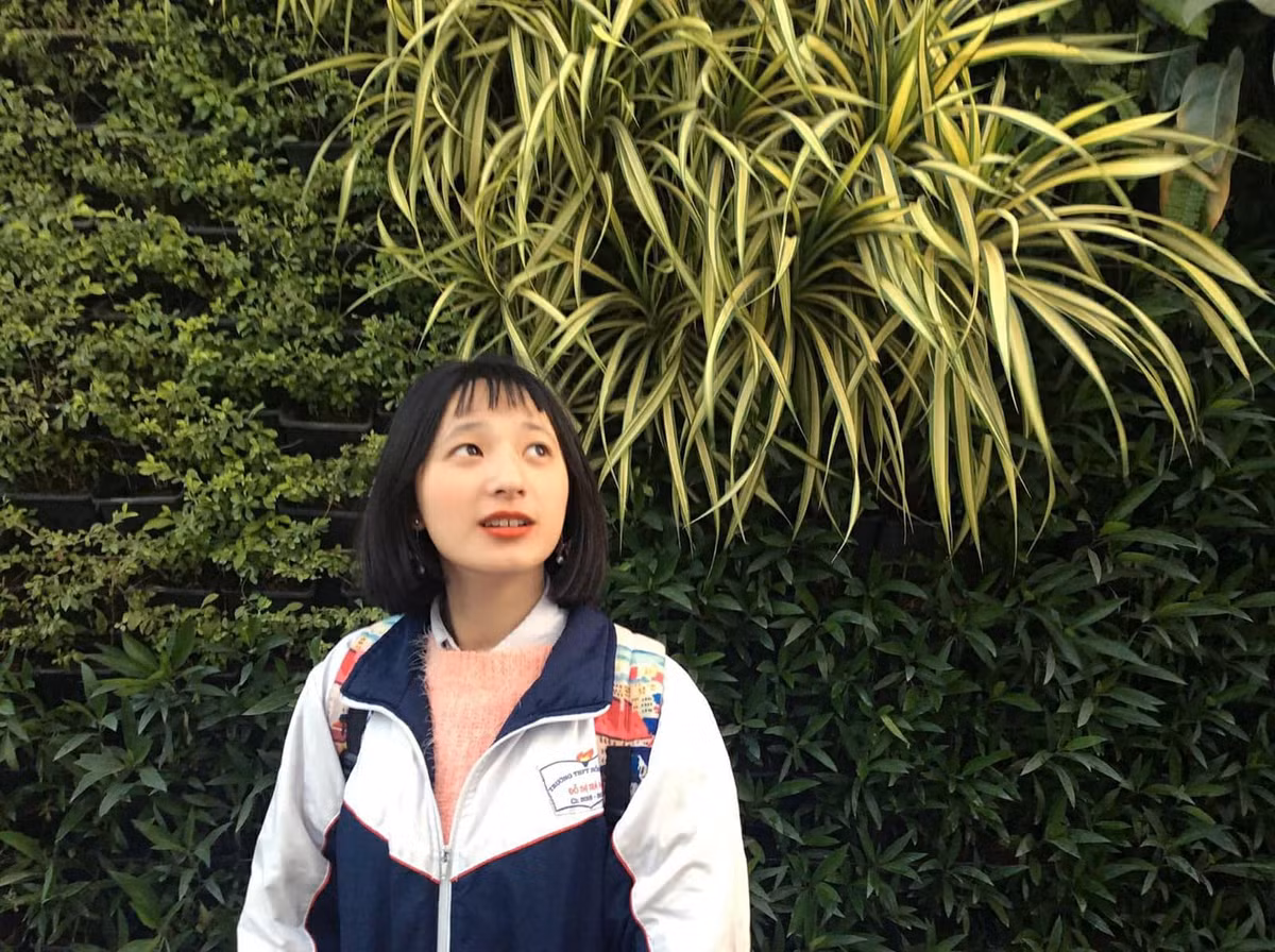 Trà My cho biết lý do có màn cắt tóc mái sai lầm này: "Mình tự cắt tóc mái ở nhà nhưng không đều. Khi đến lớp, các bạn bảo đưa tóc đây để sửa lại cho đều. Ai ngờ càng sửa lại càng bị lệch. Cuối cùng, tóc mái của mình bị rong cao đến gần đỉnh đầu thế này".