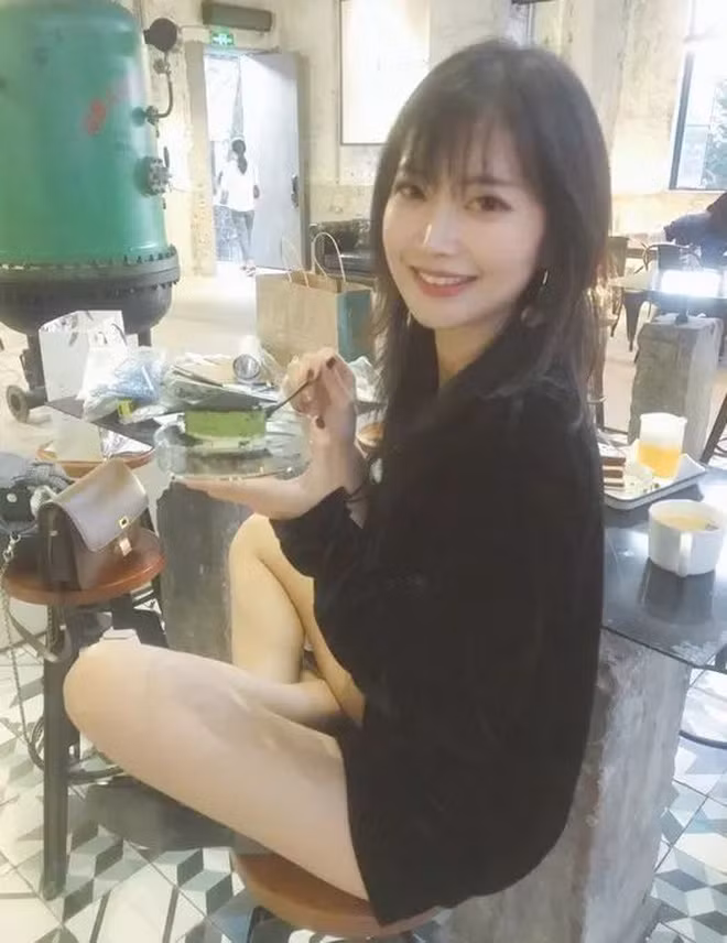 Được biết, nữ thạc sĩ này họ Trần, năm nay tròn 30 tuổi. Cô nàng tốt nghiệp thạc sĩ của Đại học Hạ Môn, Phúc Kiến (Trung Quốc).