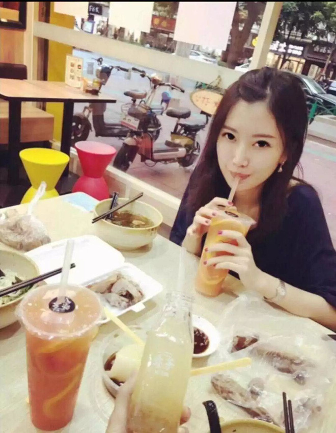 Gương mặt khả ái, nụ cười ngọt ngào của nữ thạc sĩ trẻ thậm chí còn được nhiều người liên tưởng tới nữ diễn viên Lâm Y Thần.