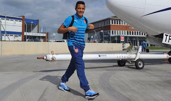 Tin chuyển nhượng bóng đá mới nhất, sau nhiều sự cố, M.U đã có được Sanchez và chàng tiền vệ Chile đã có mặt tại Carrington để kiểm tra y tế. Ảnh: Mirror