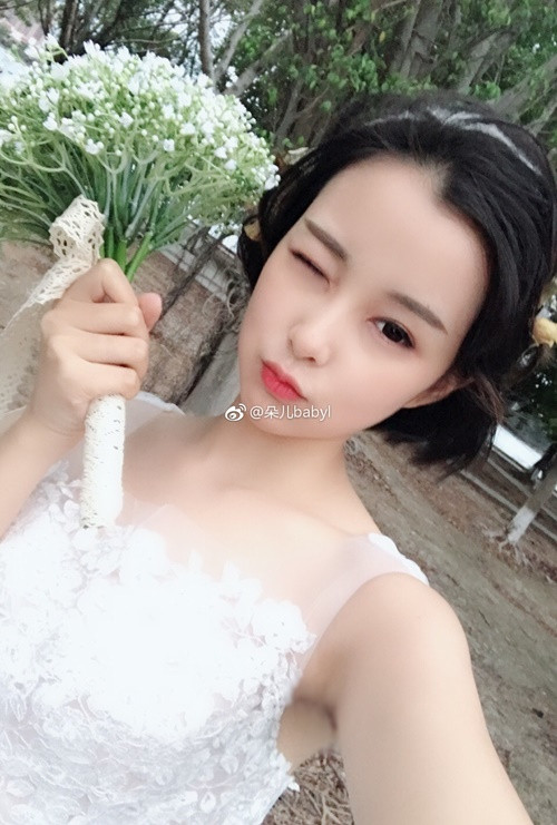 Xem bức ảnh bị lộ lông nách của Đóa Nhi, nhiều dân mạng bàn tán rằng, có thể cô nàng này có thói quen không lông nách. Một số khác thì không tin điều này và cho rằng những bức ảnh trên chỉ là sản phẩm của Photoshop.