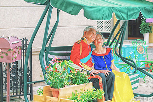 Sau khi chứng kiến những bức ảnh của cụ ông và cụ bà Yong-sheng theo trào lưu hot Hậu duệ mặt trời, nhiều cư dân mạng đã cho rằng cặp đôi này thật đẹp đôi và bất ngờ về lối suy nghĩ trẻ trung của hai cụ.