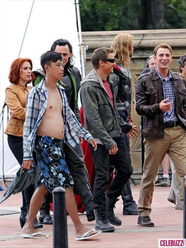 Trong chiếc quần đùi hoa cùng chiếc áo sơ mi không thèm cài nút và gương mặt hết sức nực cười luôn xuất hiện như một "vị thần" , Xuân Huy trong những tấm hình của bộ phim bom tấn hay những nơi mà nhiều người thèm phát được xuất hiện.