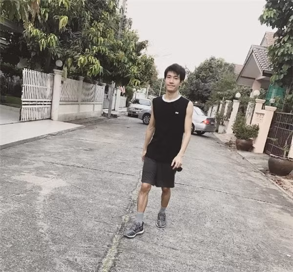 Loạt ảnh chụp góc thẳng mặt của Jameps không hẳn bị chê bai là thảm họa, nhưng không có gì quá đặc sắc. Một số cư dân mạng còn bình luận rằng góc nghiêng của Jameps hoàn hảo là thế, nhưng hóa ra góc thẳng mặt cũng không quá “thần thánh” như tưởng tượng.