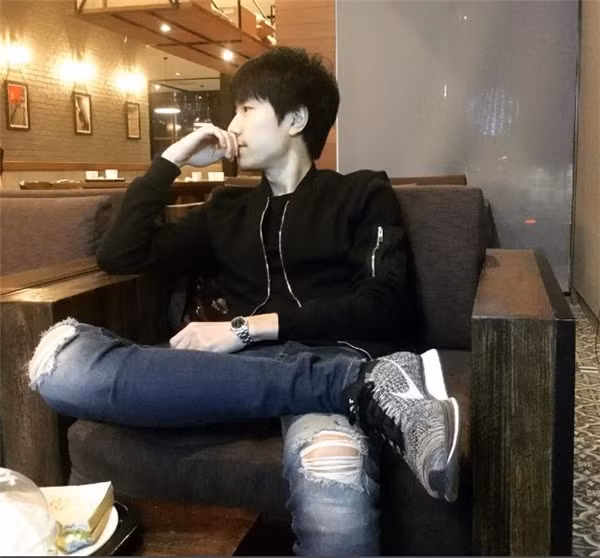 Cụ thể, "thánh chụp nghiêng" hot boy Thái Lan - Jameps đã làm mưa làm gió trên mạng xã hội nhờ loạt ảnh chụp nửa mặt lung linh của mình để khoe ra mũi cao thẳng tắp cùng khuôn cằm hoàn hảo, nét mặt lạnh lùng khiến trái tim của các fan nữ gục ngã.