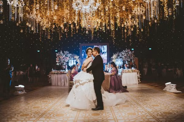 Khoảnh khắc hạnh phúc của chủ nhân đám cưới cổ tích tại Indonesia khiến nhiều người phải thèm muốn.