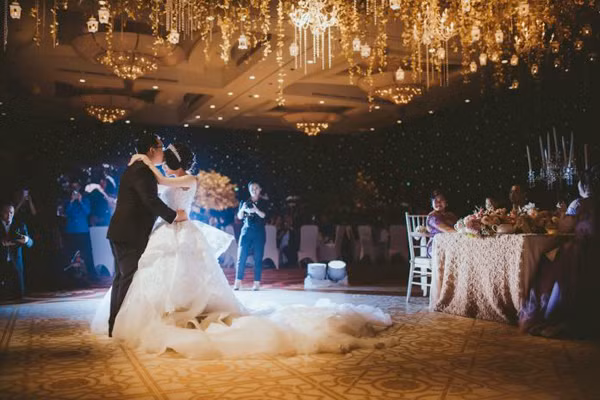 Trong đám cưới của mình, chính Anthony và Shella cũng thể hiện những điệu Valse chậm rãi và tình cảm.