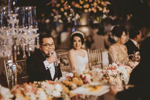 Chú rể Anthony và cô dâu Shella cười hạnh phúc, mãn nguyện với đám cưới vô cùng xa hoa của mình.