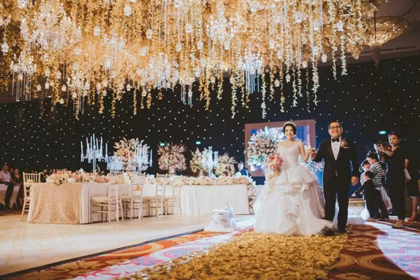 Hàng chục chiếc đèn chùm, hàng ngàn dây pha lê, hoa rủ màu vàng và nến đã tạo ra không gian lung linh, huyền ảo đến khó tin cho tiệc cưới của cặp đôi đến từ xứ Vạn Đảo.