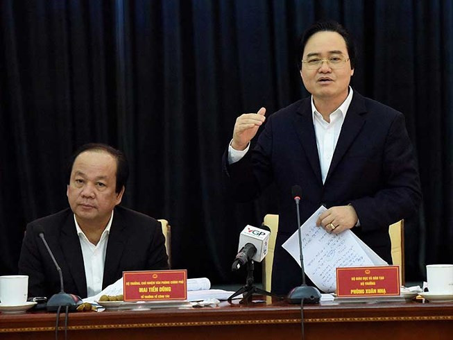 Bộ trưởng GD&ĐT Phùng Xuân Nhạ (đứng) tại buổi làm việc với Tổ công tác của Thủ tướng (bên trái là Bộ trưởng - Chủ nhiệm Văn phòng Chính phủ Mai Tiến Dũng). Ảnh: Đ.MINH