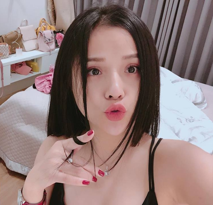 Điều đáng nói, tháng 9/2018, Thương Võ cover ca khúc Anh và cô ấy, nên nhiều người đồn đoán cô đang đá xoáy đến việc chia tay tình cũ thủ môn. Tuy nhiên, cô nàng từ chối bình luận về điều này.