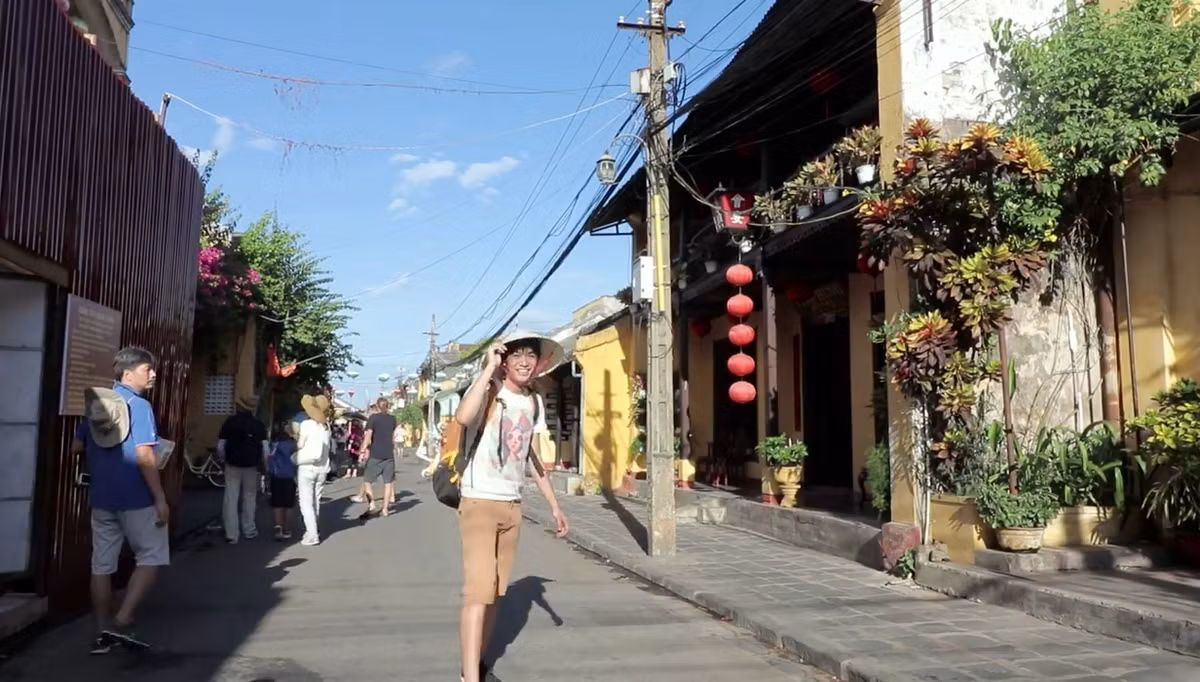 Từ Mũi Né, anh chàng chu du đến Đà Nẵng. Ở đây, anh thuê một chiếc xe máy và cứ thế thả đèo, ngắm cảnh biển và thẳng tiến đến Hội An.