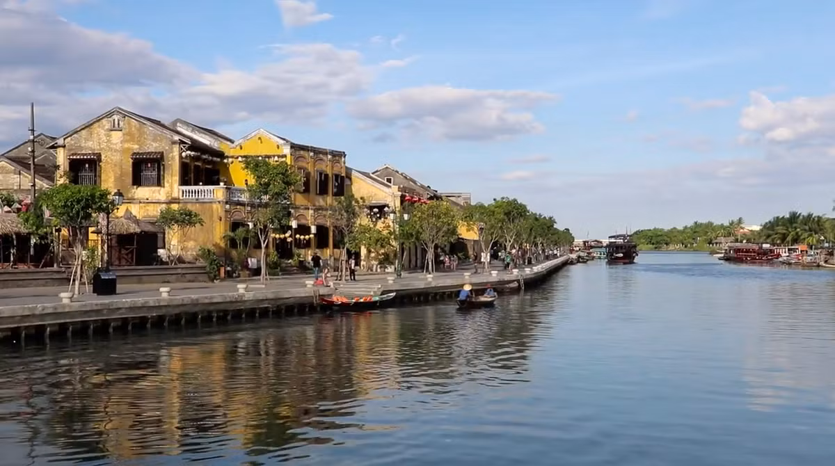 Một tài khoản có tên Chanathip Puttaria chia sẻ trải nghiệm của mình tại Việt Nam: “Muốn băng qua đường ở thành phố Hồ Chí Minh thì cứ mặc kệ tất cả và đi thẳng, tuyệt đối đừng dừng lại nửa chừng nhé, thật ra mình chưa đi được đến đồi cát nữa, hình ảnh trong này đẹp quá”.