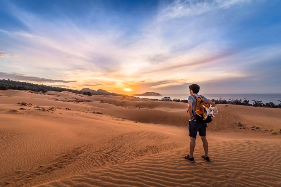 Sau đó, anh chàng cùng với người bạn đồng hành của mình đã lăn xả cùng các em nhỏ với trò chơi trượt cát bằng ván nhựa, và không quên mô tả, nêu cảm nhận với khán giả.
