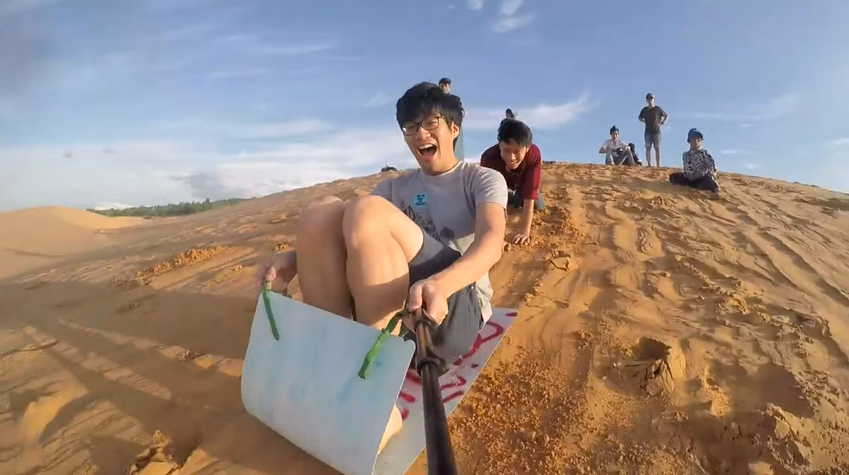 Đến Mũi Né, ngoài tung tăng cùng biển xanh cát trắng, anh chàng người Thái còn không quên ghé qua Đồi Hồng – nơi được mệnh danh là “sa mạc Sahara thu nhỏ”, được giới trẻ Thái yêu thích gần đây.