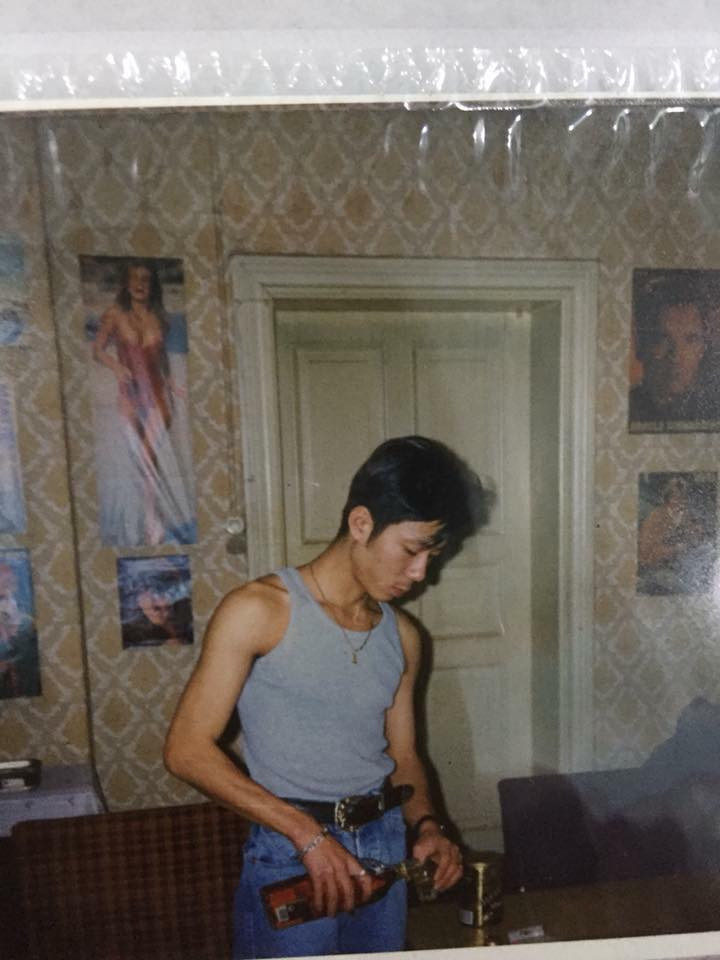 Theo dõi những bức ảnh của bố Vân Chi, dân mạng rút ra được nhận xét rằng: "Ông bố này chắc hẳn thời đó là một tay chơi thứ thiệt và sở hữu phong cách rất thượng lưu, đậm chất của những năm 90 thế kỷ trước".