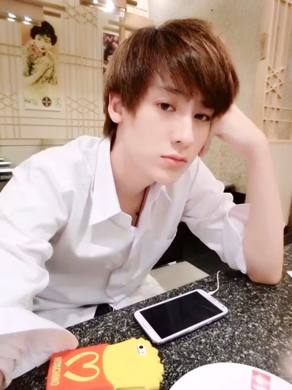 Sở hữu gương mặt thư sinh với những đường nét đẹp và làn da trắng Wongsathorn Varachartkul khiến nhiều bạn nữ cũng phải ghen tỵ. Ngoài công việc chính là tiếp viên hàng không, anh chàng này còn nhận lời làm người mẫu cho một số tạp chí và nhãn hàng tại Thái Lan