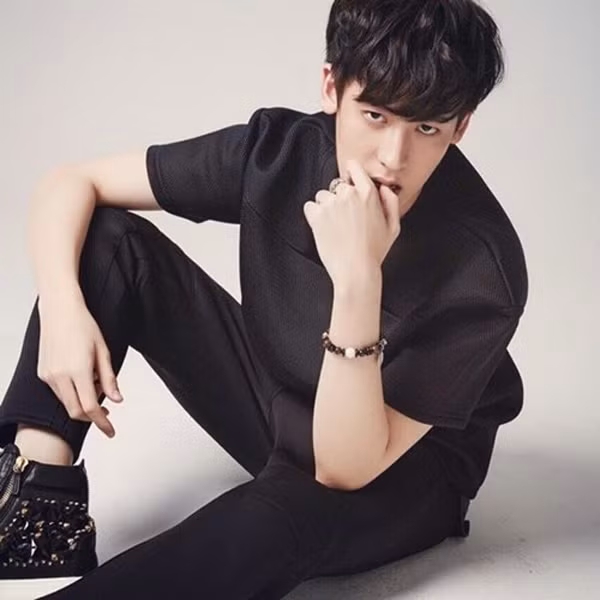 Nhiều fan nữ bình luận Wongsathorn Varachartkul có ngoại hình trẻ hơn nhiều so với lứa tuổi 22 của mình.