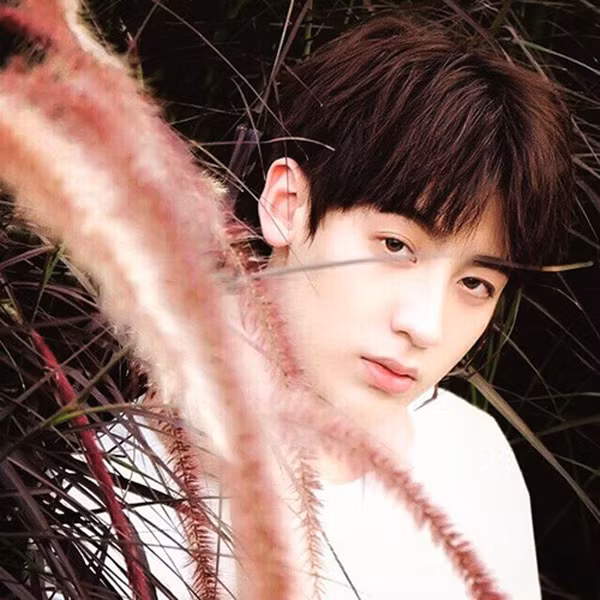 Chưa dừng lại ở đó, nhiều người còn đặt nghi vấn rằng liệu sắc đẹp của anh chàng này là tự nhiên hay đã có sự tác động mạnh mẽ từ dao kéo.