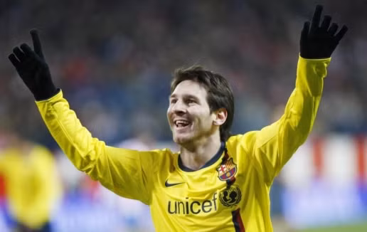Đặc biệt, mùa giải 2008, năm mà CLB Barca lên ngôi vô địch UEFA Champions League, Messi đã cho thấy sự nam tính bằng mái đầu ngắn.