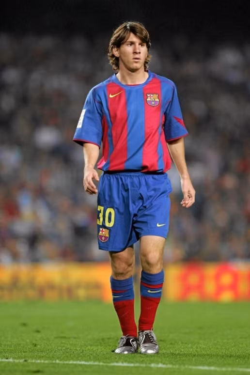 Ít lâu sau đó, phong cách của siêu sao người Argentina đã ít nhiều thay đổi, mái tóc bồng bềnh đã được tỉa gọn gàng và uốn cong phần đuôi thay vì phải buộc dây.