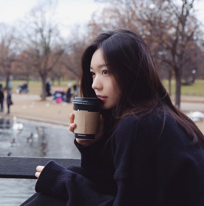 Sinh ra trong gia đình giàu có, Emily dĩ nhiên là chẳng thiếu thứ gì. Ngoài đồ hiệu, kiều nữ con đại gia buôn xế hộp này thường xuyên check-in ở những địa điểm sang chảnh, khu du lịch đắt tiền. Không chỉ vậy, cô còn là một trong những người trẻ giàu nhất Trung Quốc khi khối tài sản ước tính được thừa kế lên đến con số 5,5 tỷ nhân dân tệ.