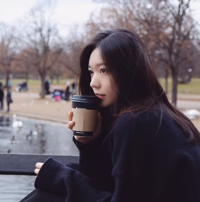 Sinh ra trong gia đình giàu có, Emily dĩ nhiên là chẳng thiếu thứ gì. Ngoài đồ hiệu, kiều nữ con đại gia buôn xế hộp này thường xuyên check-in ở những địa điểm sang chảnh, khu du lịch đắt tiền. Không chỉ vậy, cô còn là một trong những người trẻ giàu nhất Trung Quốc khi khối tài sản ước tính được thừa kế lên đến con số 5,5 tỷ nhân dân tệ.