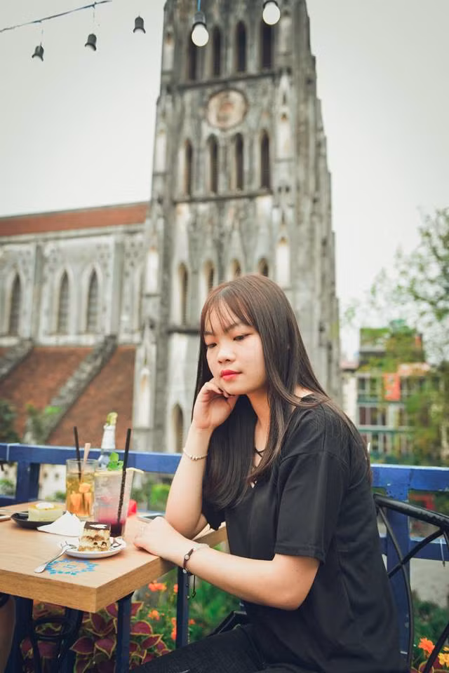 Ngồi nhâm nhi ly đồ uống nóng trong cái giá lạnh của mùa Đông Hà Nội và du dương nghe những bản Thánh ca của mùa Giáng sinh thì quả là sự lựa chọn tuyệt vời cho các bạn trẻ. Ảnh: Eden