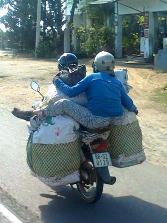 Không đủ chỗ cho người ngồi thì ngồi lên nóc.