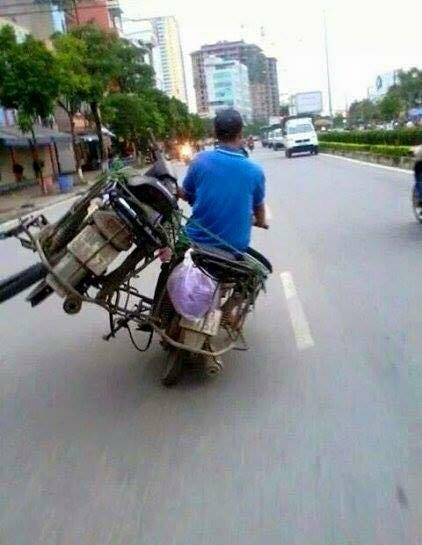 Đã chở hàng cồng kềnh, anh chàng này còn đi sai làn. Nhiều cư dân mạng đã bức xúc cho rằng, với những hành động như trên thì không chỉ nguy hiểm đến chính bản thân người điều khiển mà còn cho cả người xung quanh.