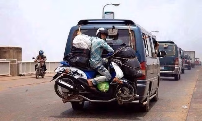 Tất cả các phương tiện tham gia giao thông đều có thể chở hàng cồng kềnh. Khi quá mệt mỏi phải đi đường xa bằng xe máy thì anh chàng trên nghĩ tới việc buộc sẽ lên ô tô và ngôi luôn sau.