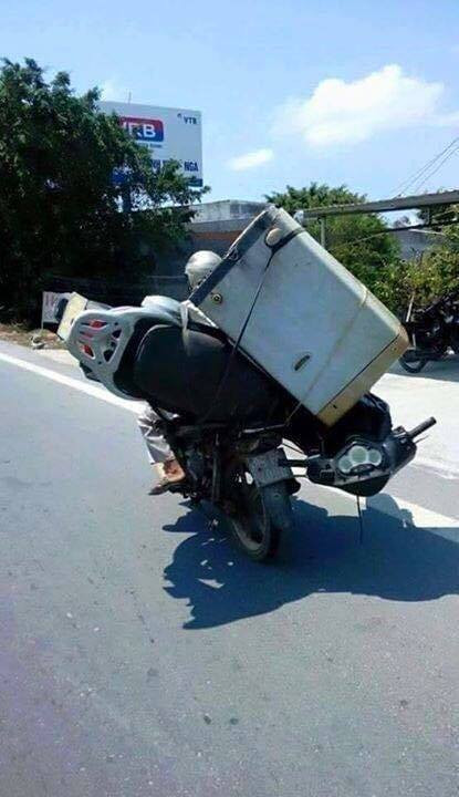 Chỉ với một chiếc xe "cà tàng", người đàn ông này chở trên mình cả một chiếc SH và một chiếc tủ lạnh.