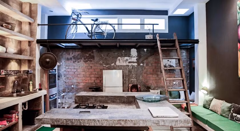 Phần không gian bên ngoài thân thuộc bao nhiều thì phần không gian khá Tây bên trong lại khiến bạn bất ngờ. Với lối thiết kế vô cùng ấn tượng, hiện đại và rất trẻ trung khiến ai cũng phải "đổ rầm rầm" ngay lập tức.