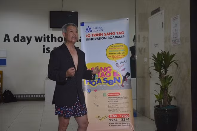 GS Trương Nguyện Thành mặc quần đùi trong giờ học về sáng tạo. Ảnh: Zing.vn