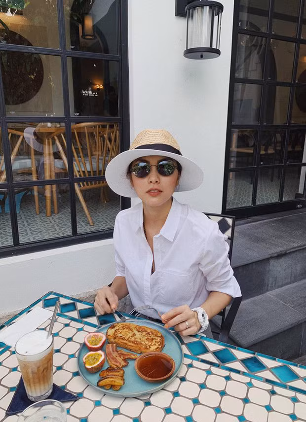 Rất nhiều người hâm mộ để lại bình luận: "chị còn trẻ trung lắm, chị luôn trẻ như 18, không ai tin chị U40 cả..."