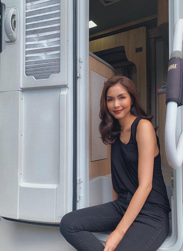 Phải thừa nhận rằng, mỗi lần xuất hiện Tăng Thanh Hà dù đơn giản, ăn diện tinh tế nhưng vẫn thu hút sự quan tâm của khán giả.Nhưng mới đây Hà Tăng bất ngờ than thở về phụ nữ ở tuổi U40 của mình.