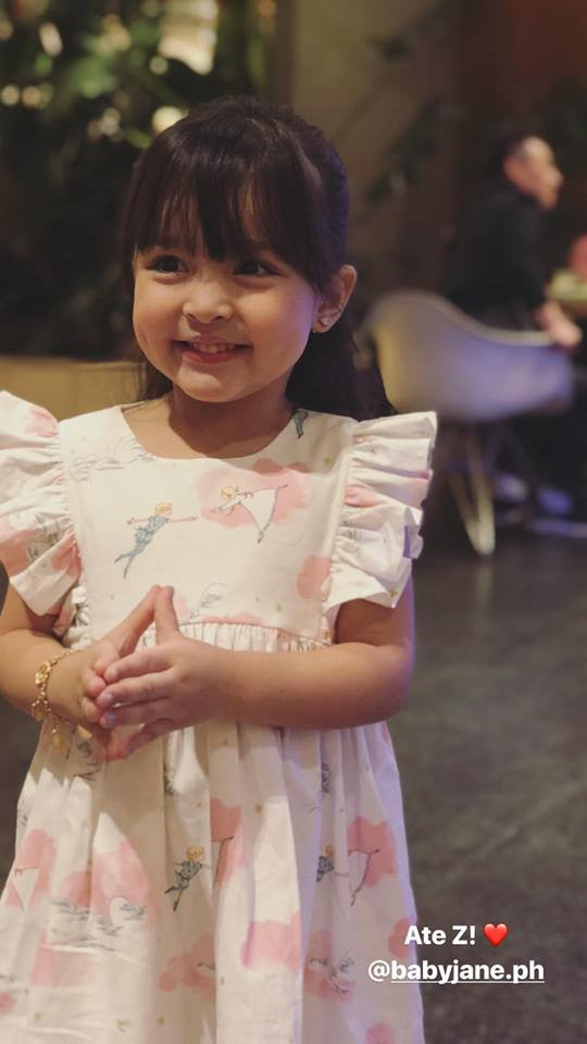 Điều thú vị là Letizia có vẻ như không hề sợ hãi trước máy quay và vẫn luôn vui tươi, hồn nhiên theo đúng độ tuổi. Cô bé còn thực hiện một số vlog cùng gia đình trên kênh Youtube của bố mẹ và nhận được sự ủng hộ rất lớn.