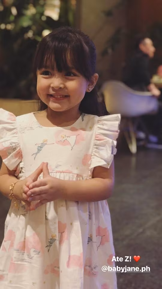 Điều thú vị là Letizia có vẻ như không hề sợ hãi trước máy quay và vẫn luôn vui tươi, hồn nhiên theo đúng độ tuổi. Cô bé còn thực hiện một số vlog cùng gia đình trên kênh Youtube của bố mẹ và nhận được sự ủng hộ rất lớn.