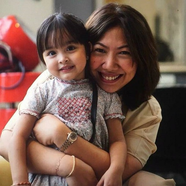 Letizia có đôi mắt to tròn màu nâu nhạt, mũi cao và khuôn miệng vô cùng xinh xắn.