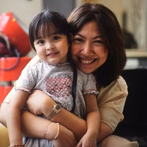 Letizia có đôi mắt to tròn màu nâu nhạt, mũi cao và khuôn miệng vô cùng xinh xắn.