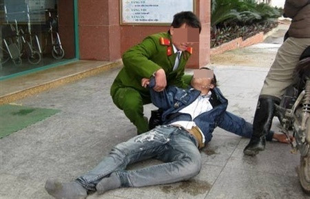 Một thanh niên sốc thuốc ngay sau khi bước ra từ bệnh viện.