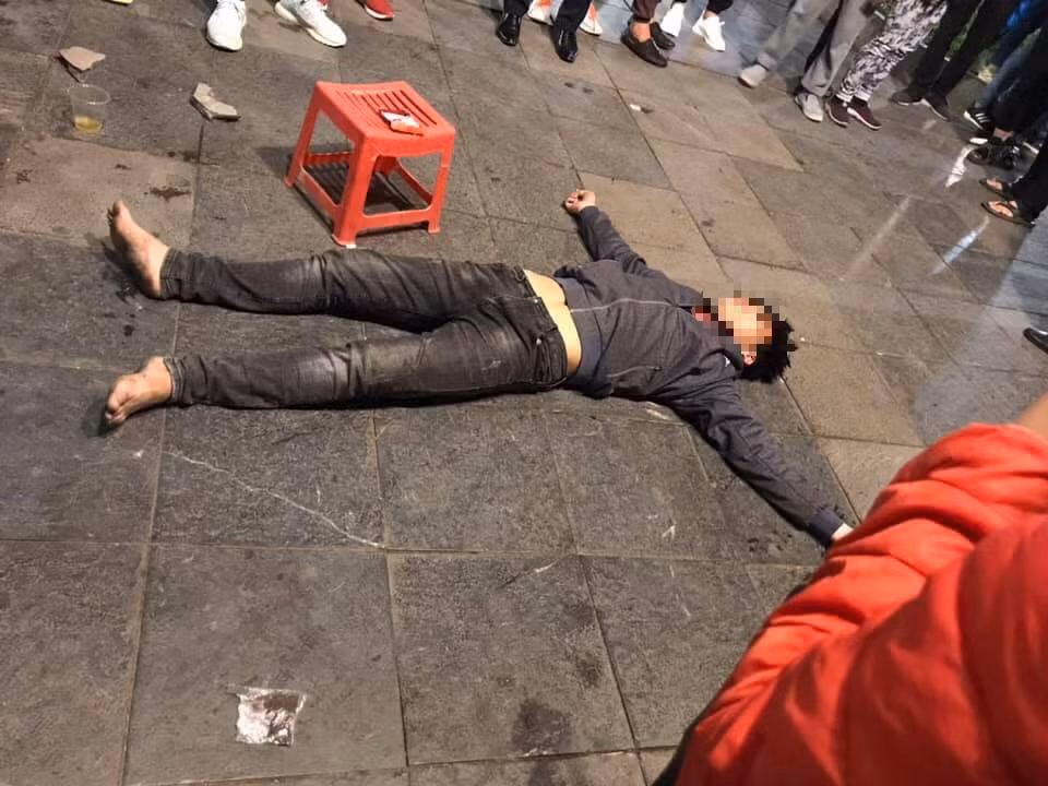 Sau đó ít hôm, tại khu vực phố đi bộ hồ Gươm, dân mạng tiếp tục đăng tải bức ảnh một chàng thanh niên Việt Nam bất ngờ nằm vật giữa đường. Theo người đăng tải bài viết, chàng thanh niên này bị sốc sau khi hút cỏ Mỹ.