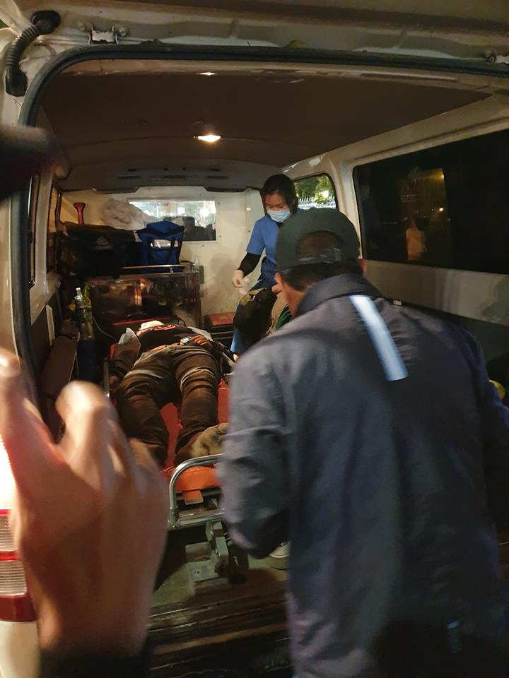 Ngay sau đó, chàng thanh niên trên đã được đưa lên xe cấp cứu.