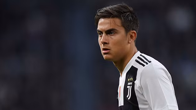 Theo Sky Sports số ra ngày 28/7 tiết lộ, Dybala sẽ cắt ngắn kỳ nghỉ hè để quay lại câu lạc bộ Juventus. Anh sẽ gặp tân HLV Maurizio Sarri qua đó có những trao đổi nhằm hiểu hơn về hệ thống chiến thuật của ông thầy.