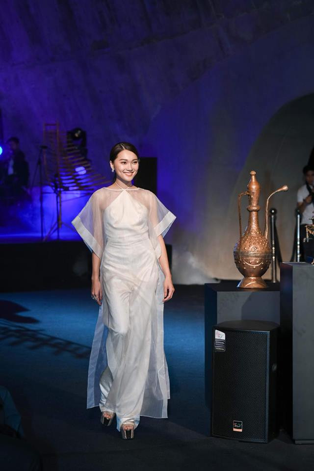 Ngọc Nữ nổi bật khi ngồi trên khán đài xem tuyển Việt Nam thi đấu trên SVĐ Mỹ Đình.