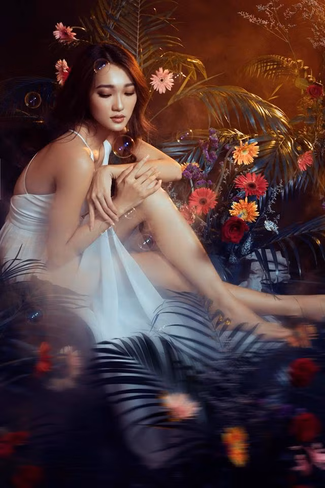 Còn với Ngọc Nữ, cô vẫn thực hiện công việc hàng ngày như người mẫu ảnh và đại diện cho công ty bất động sản của mình.