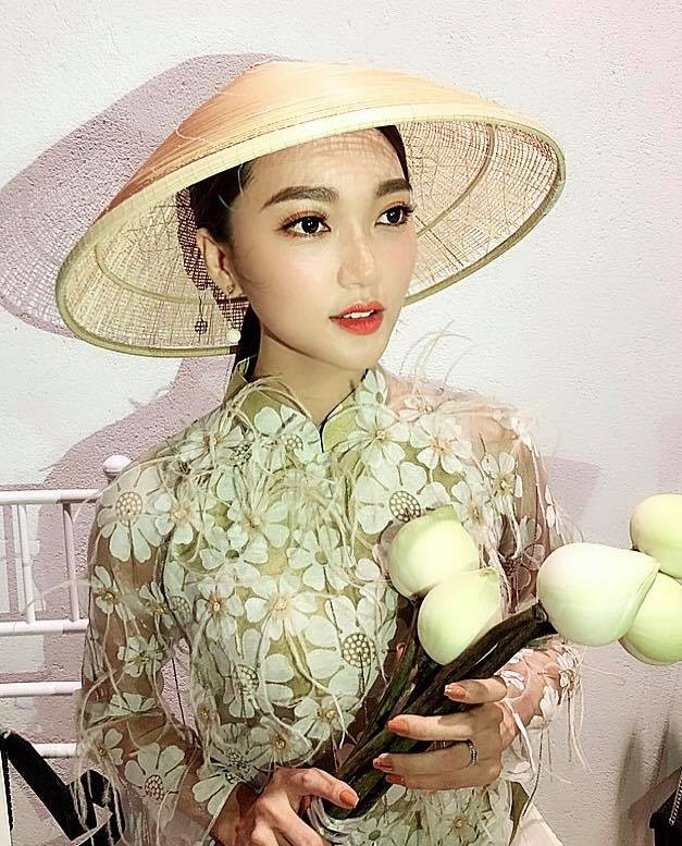 Nhiều dân mạng Trung Quốc sau đó đã để lại bình luận khen ngợi vẻ đẹp của Ngọc Nữ và đồng thời cho rằng tiền vệ Văn Đức của đội tuyển Việt Nam cũng vô cùng đẹp trai, cả hai xứng đáng là một đôi "trai tài gái sắc" của làng bóng Việt.